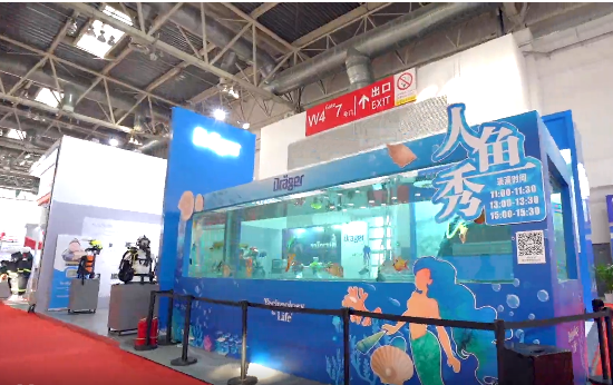 消防展第一天，德爾格超燃現(xiàn)場與美人魚親密接觸